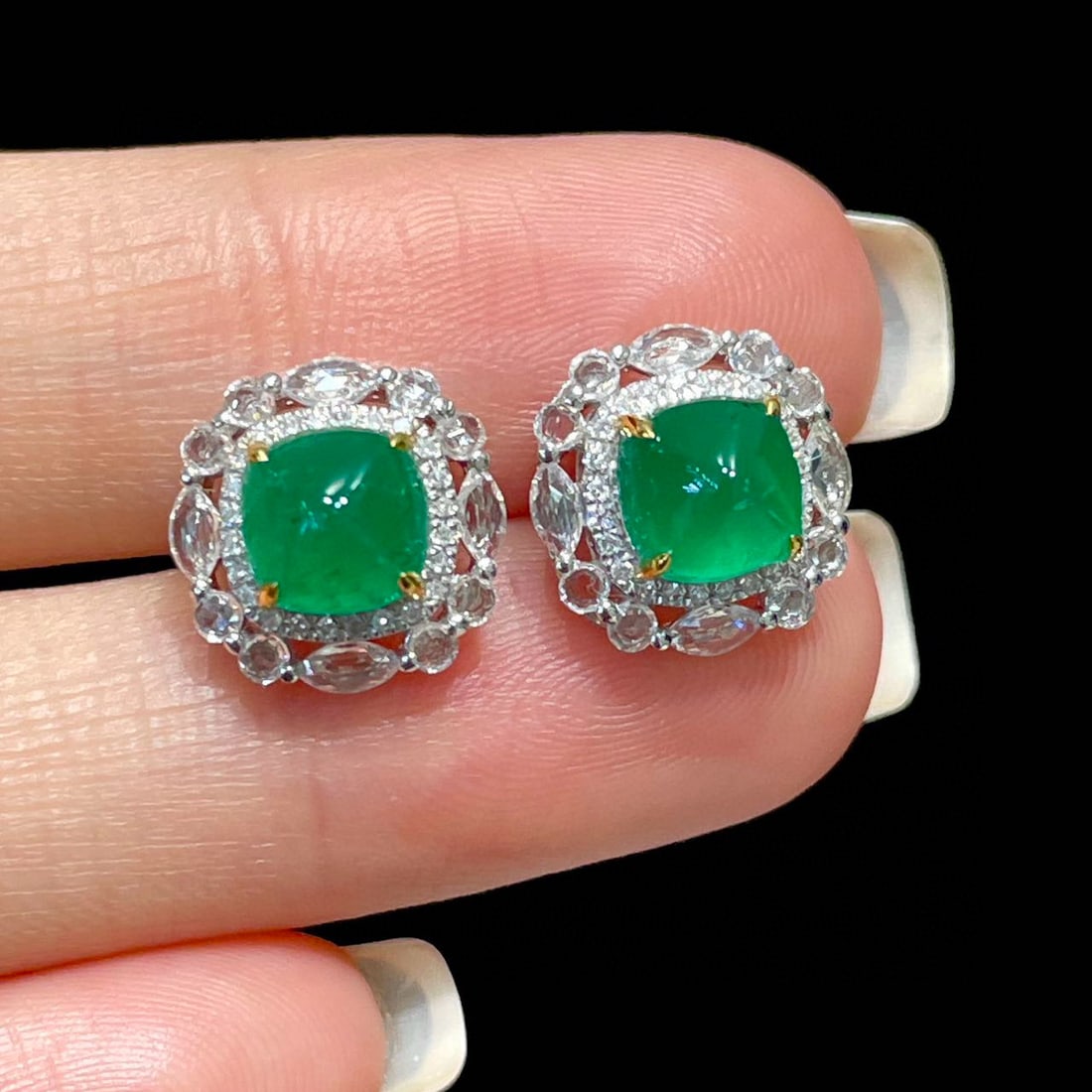 14k Gold 2.4 Ct Vivid Green Natural Emerald & Sapphire & Diamond Earrings: Ref:230952181 // gold content:14k gold // main gemstone:emerald // shape:suger-loaf // carat weight:2. 4ct // color:vivid green // treatment:natural // // adjacent gemstone 2 : sapphire // shape:multi
