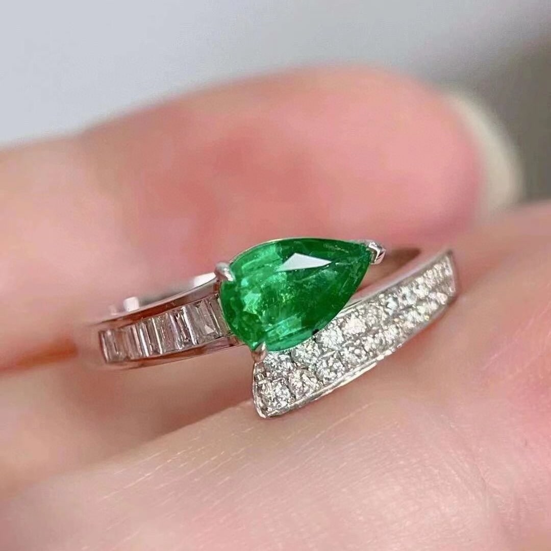 14k Gold 0.93 Ctw Vivid Green Natural Emerald & Diamond Ring: Ref:230952183 // gold content:14k gold // ring size:7. 25us // // main gemstone:emerald // shape:pear // carat weight:0. 7ct // color:vivid green // treatment:natural // // adjacent gemstone 2 : diamo