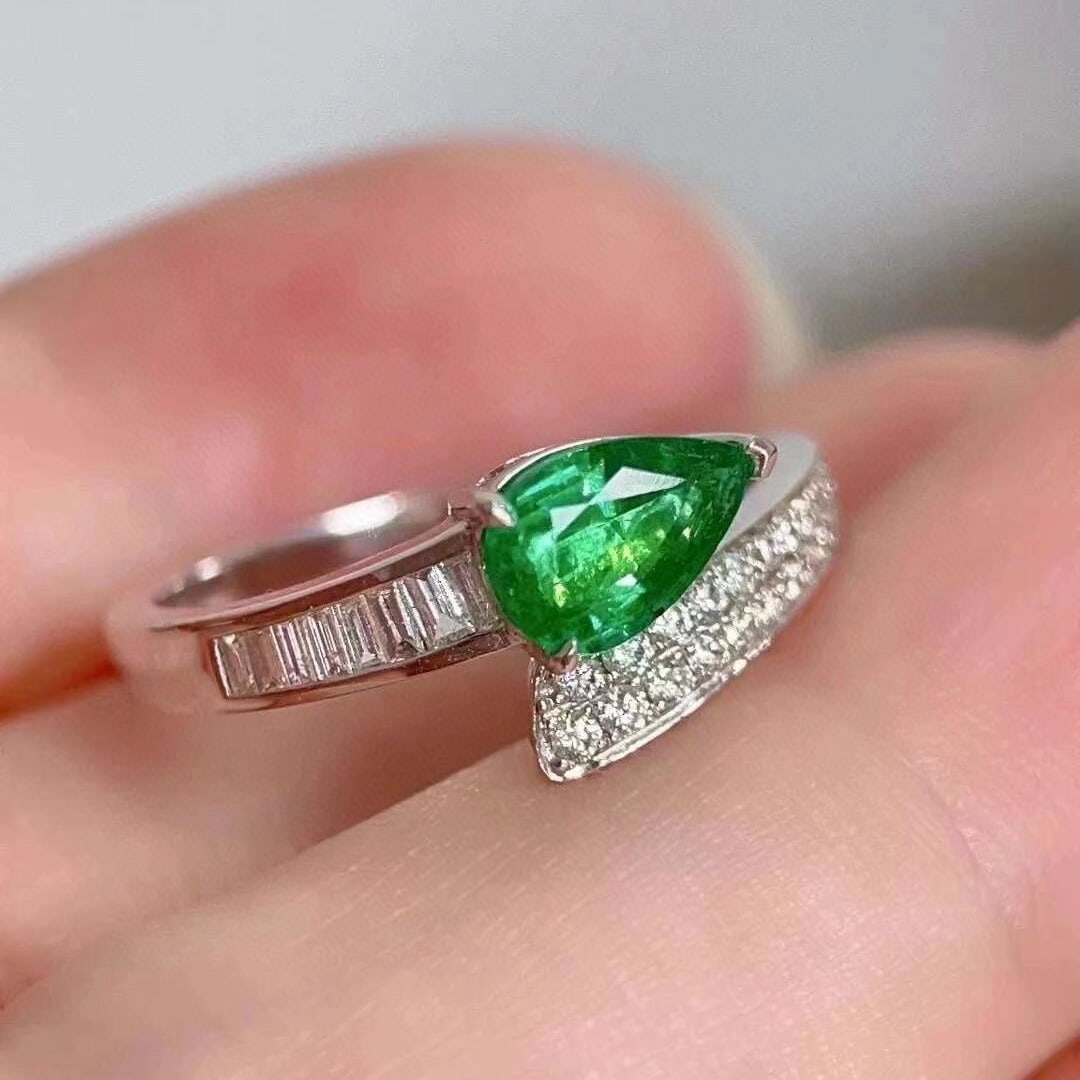 14k Gold 0.93 Ctw Vivid Green Natural Emerald & Diamond Ring - 2