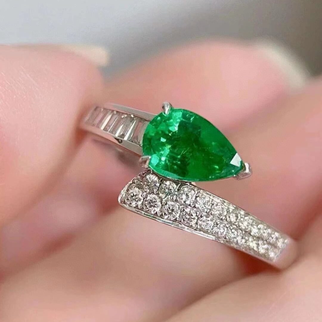 14k Gold 0.93 Ctw Vivid Green Natural Emerald & Diamond Ring - 4