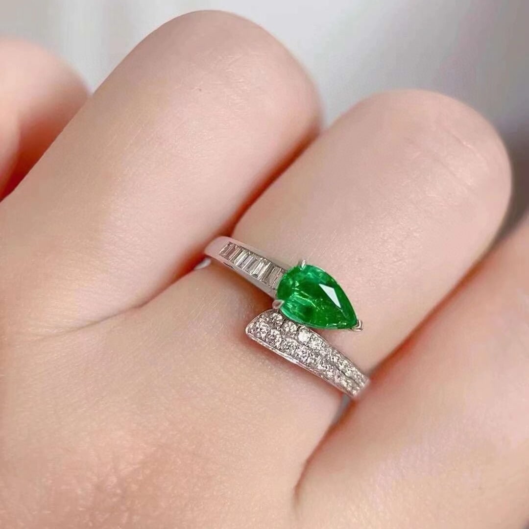 14k Gold 0.93 Ctw Vivid Green Natural Emerald & Diamond Ring - 5