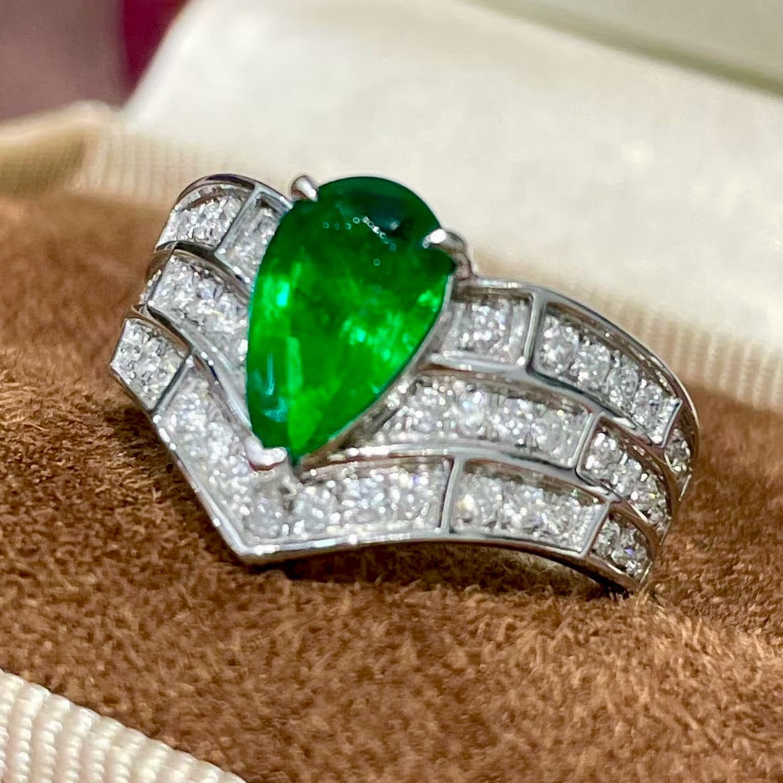 14k Gold 1.36 Ct Vivid Green Natural Emerald & Diamond Ring - 4