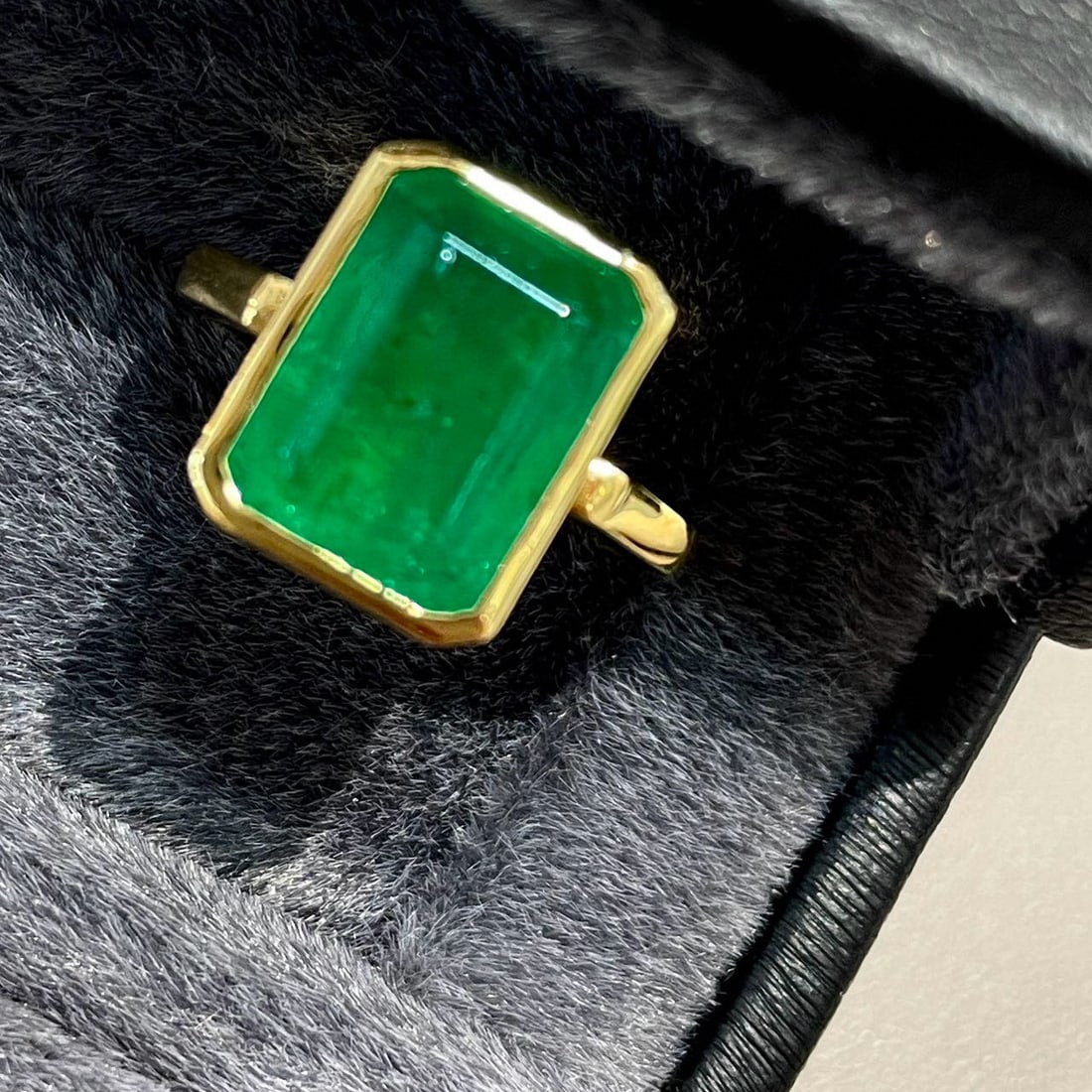 14k Gold 5.32 Ct Vivid Green Natural Emerald Ring: Ref:230952191 // gold content:14k gold // ring size:7. 25us // // main gemstone:emerald // shape:octagonal // carat weight:5. 32ct // color:vivid green // treatment:natural // Low Estimate: