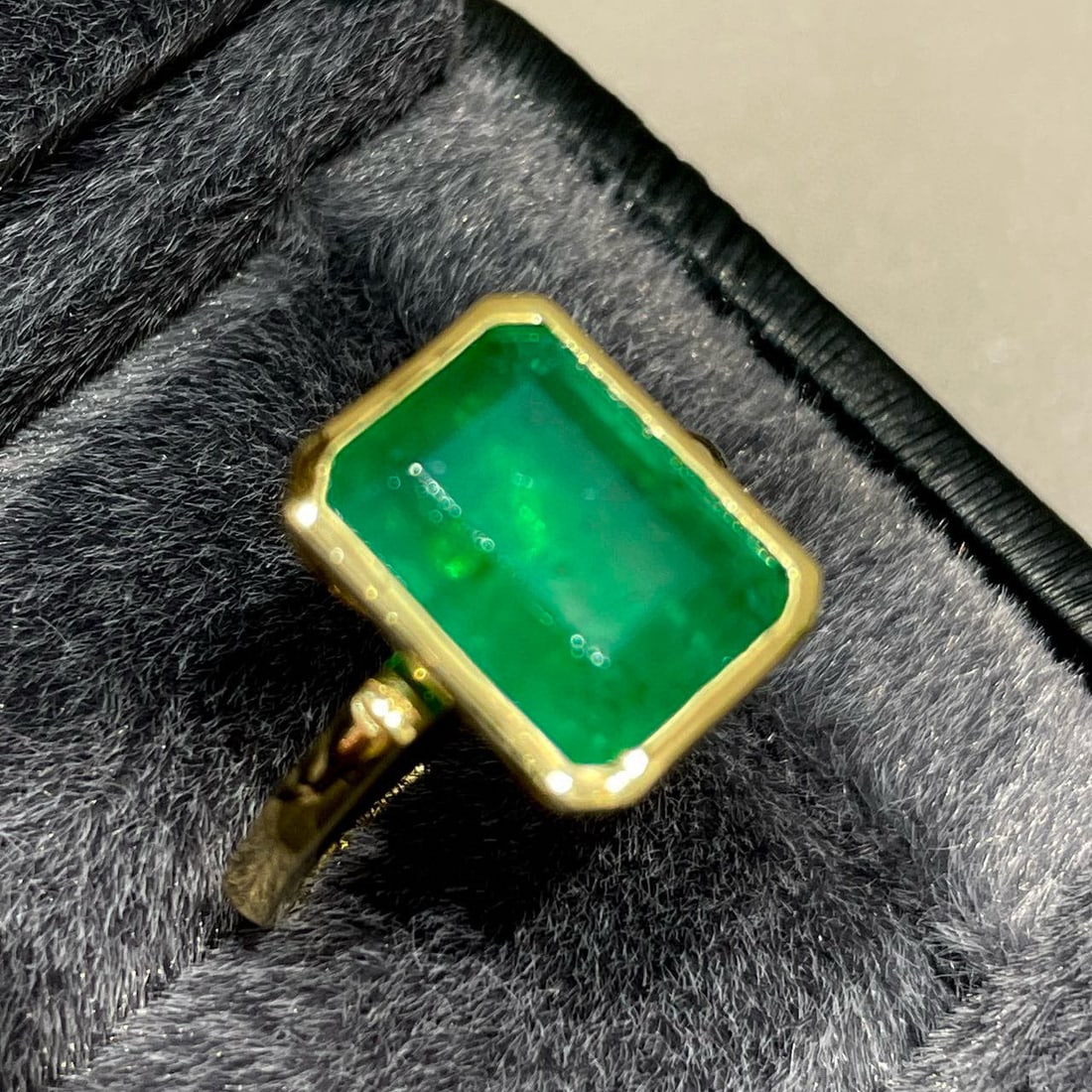14k Gold 5.32 Ct Vivid Green Natural Emerald Ring - 2