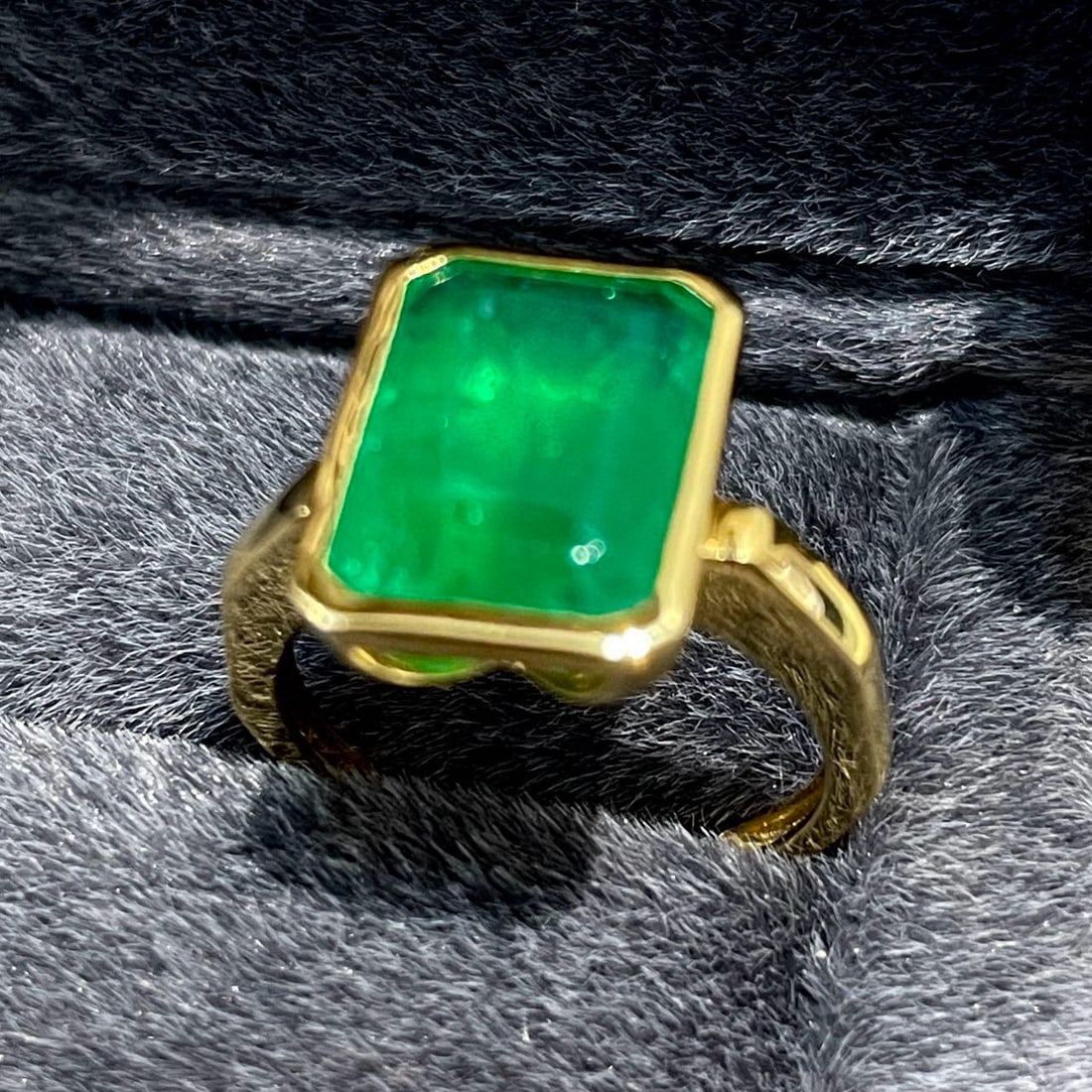 14k Gold 5.32 Ct Vivid Green Natural Emerald Ring - 4