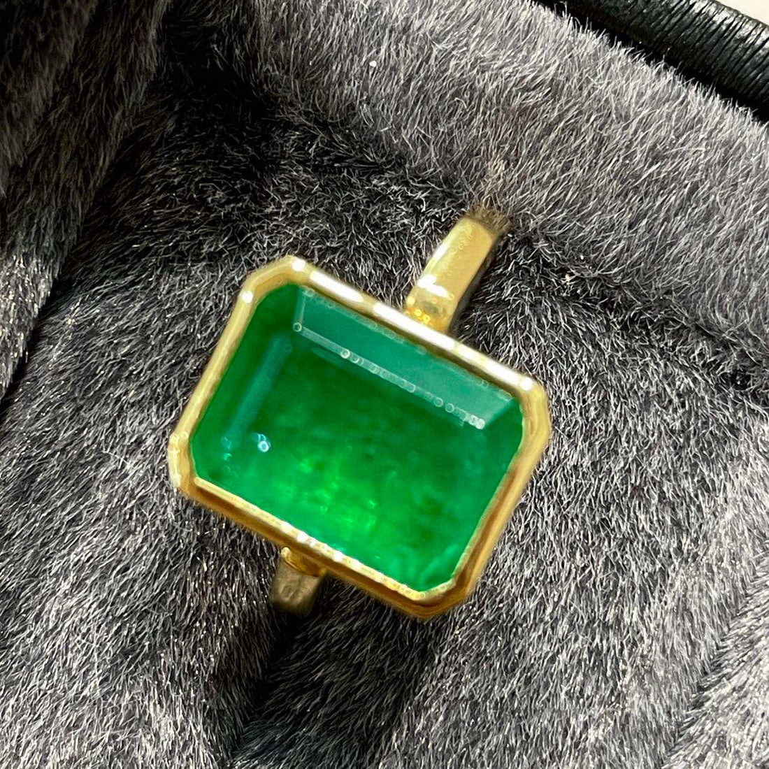 14k Gold 5.32 Ct Vivid Green Natural Emerald Ring - 5