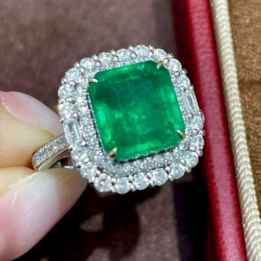 14k Gold 3.33 Ct Vivid Green Natural Emerald & Diamond Ring - 2