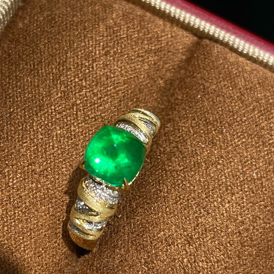 14k Gold 1.85 Ct Vivid Green Natural Emerald & Diamond Ring: Ref:230952198 // gold content:14k gold // ring size:7. 25us // // main gemstone:emerald // shape:suger-loaf // carat weight:1. 85ct // color:vivid green // treatment:natural // // adjacent