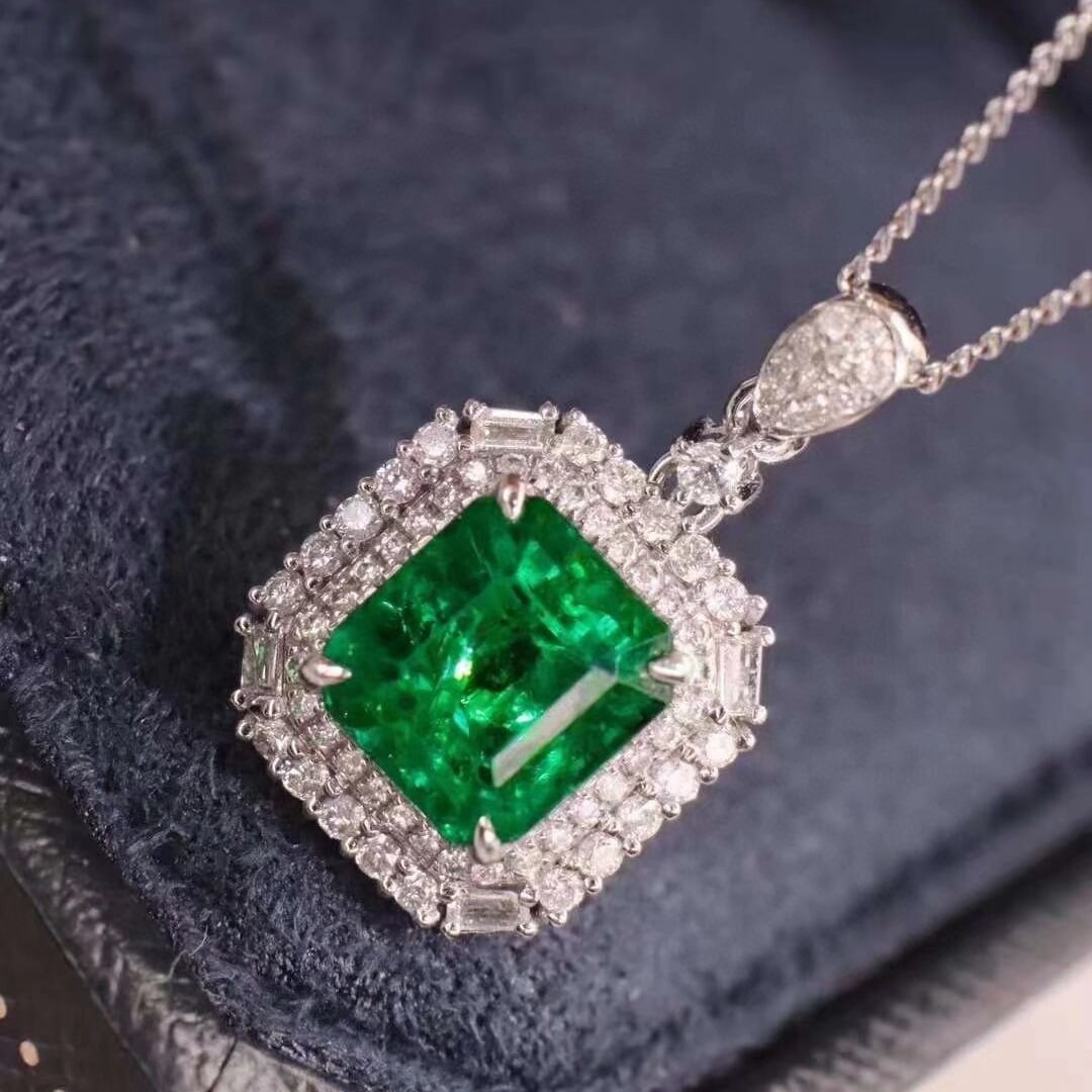 14k Gold 2.81 Ctw Vivid Green Natural Emerald & Diamond Pendant( Without Chain ): Ref:230952200 // gold content:14k gold // main gemstone:emerald // shape:octagonal // carat weight:2. 45ct // color:vivid green // treatment:natural // // adjacent gemstone 2 : diamond // shape:round