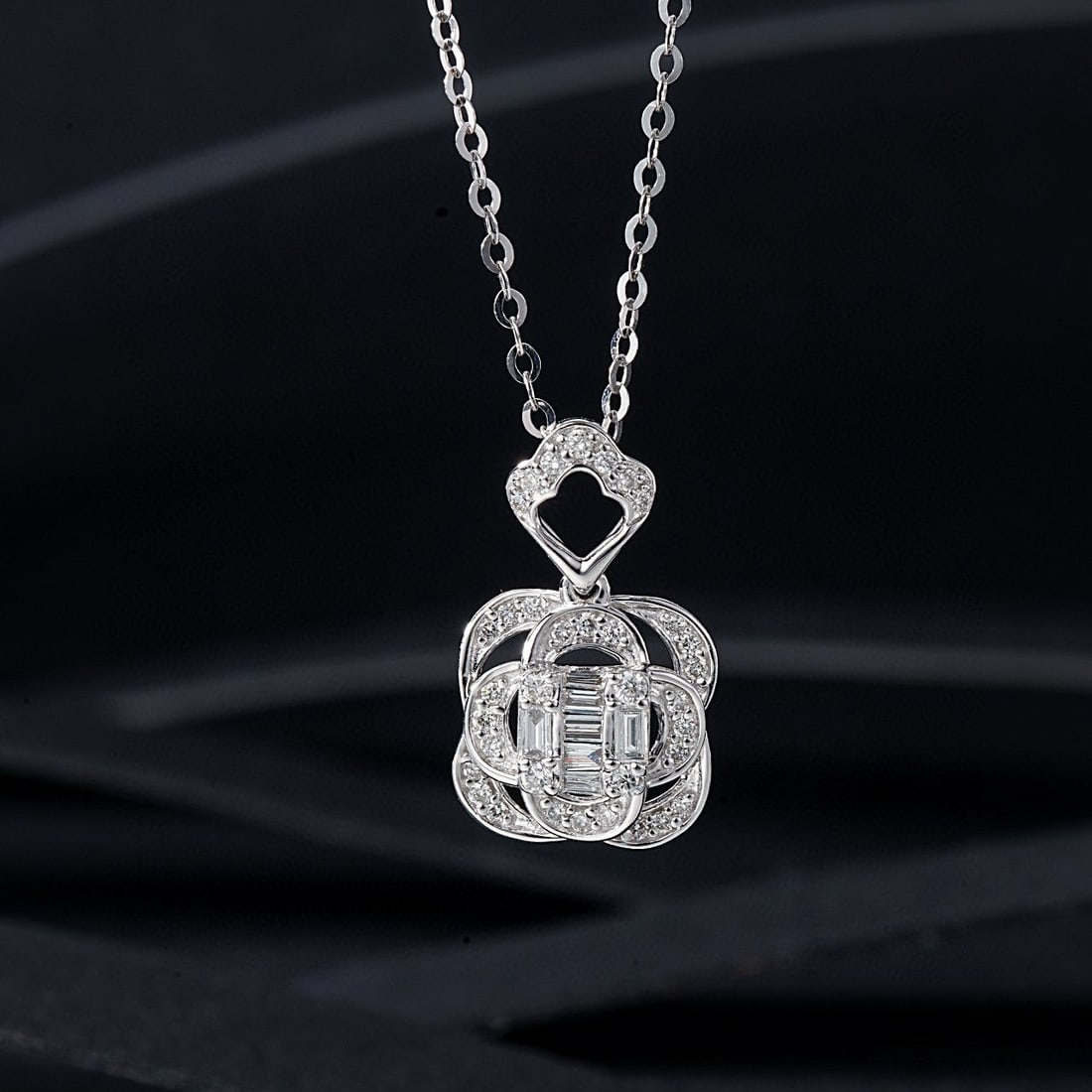 14k Gold 0.25 Ctw Natural H Diamond Pendant( Without Chain ): Ref:230952207 // gold content:14k gold // main gemstone:diamond // shape:baguette // carat weight:0. 10ct // clarity grade:vs-si // color:h // treatment:natural // // adjacent gemstone 2 : diamond