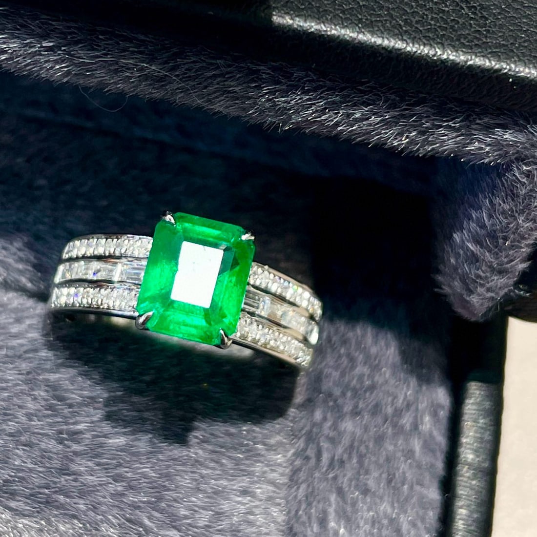 14k Gold 1.8 Ct Vivid Green Natural Emerald & Diamond Ring - 2