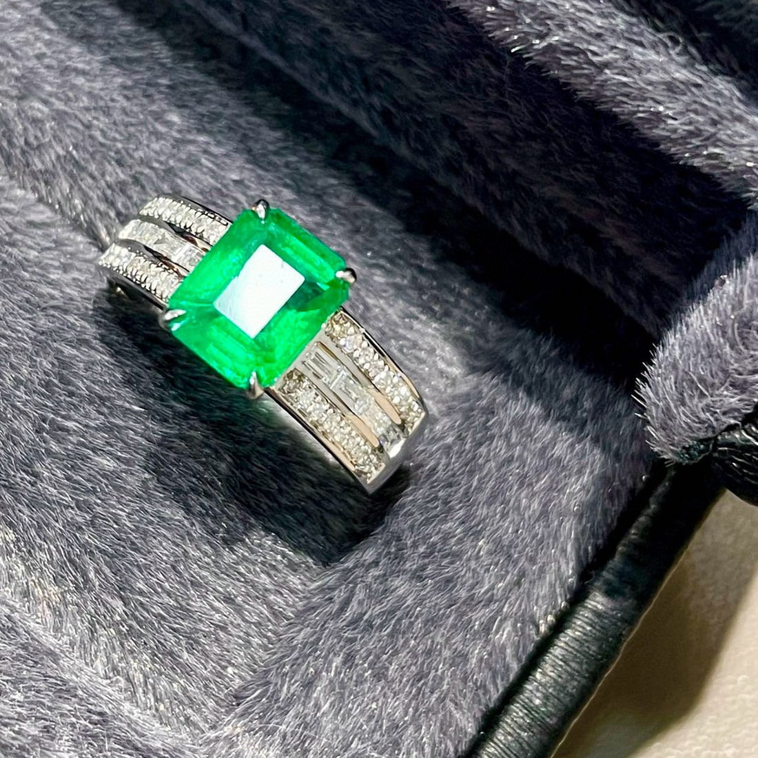 14k Gold 1.8 Ct Vivid Green Natural Emerald & Diamond Ring - 4