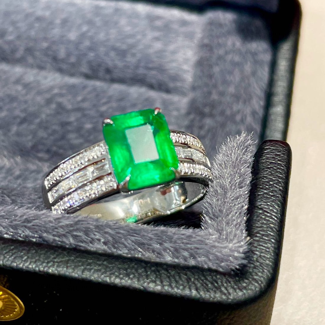 14k Gold 1.8 Ct Vivid Green Natural Emerald & Diamond Ring - 5