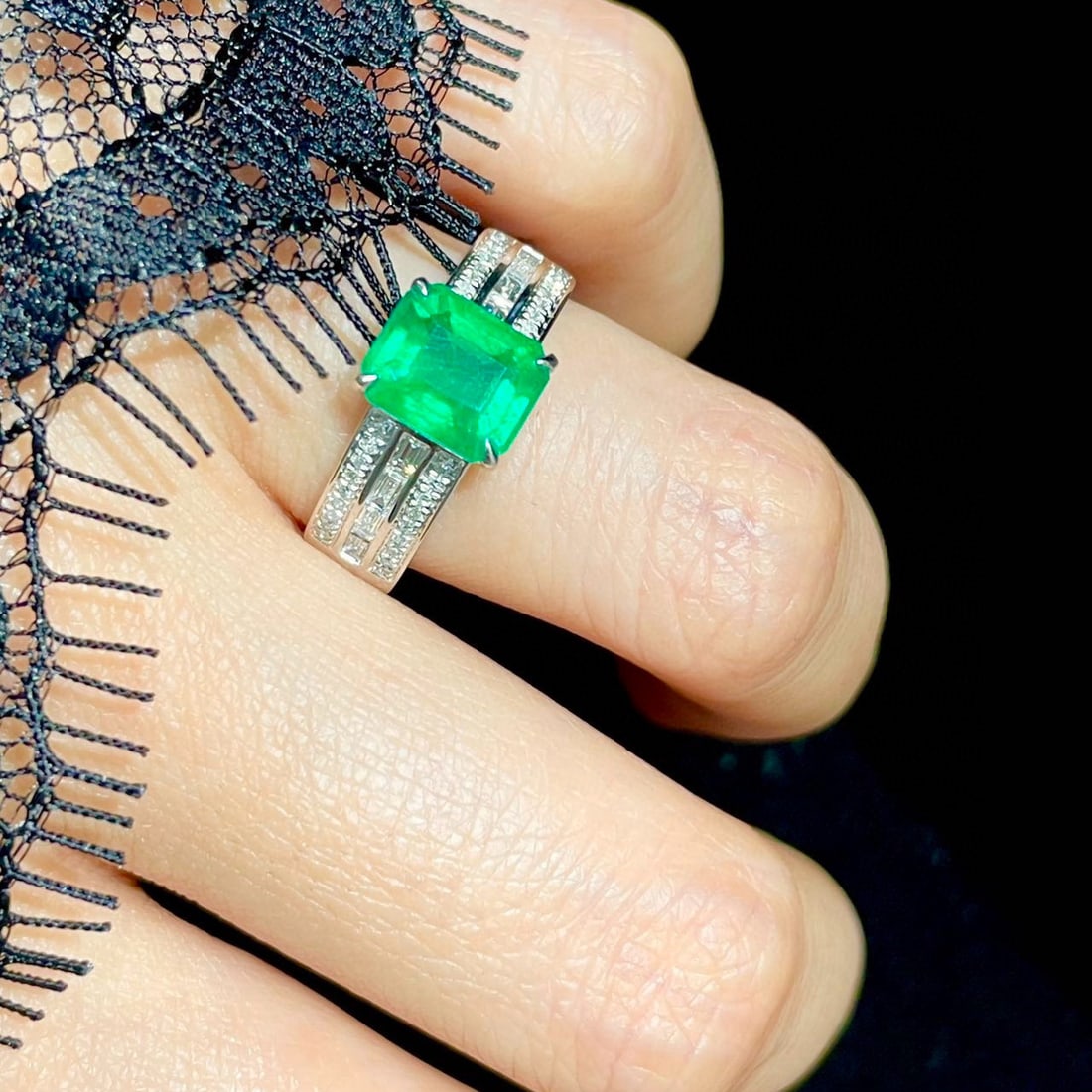 14k Gold 1.8 Ct Vivid Green Natural Emerald & Diamond Ring - 6