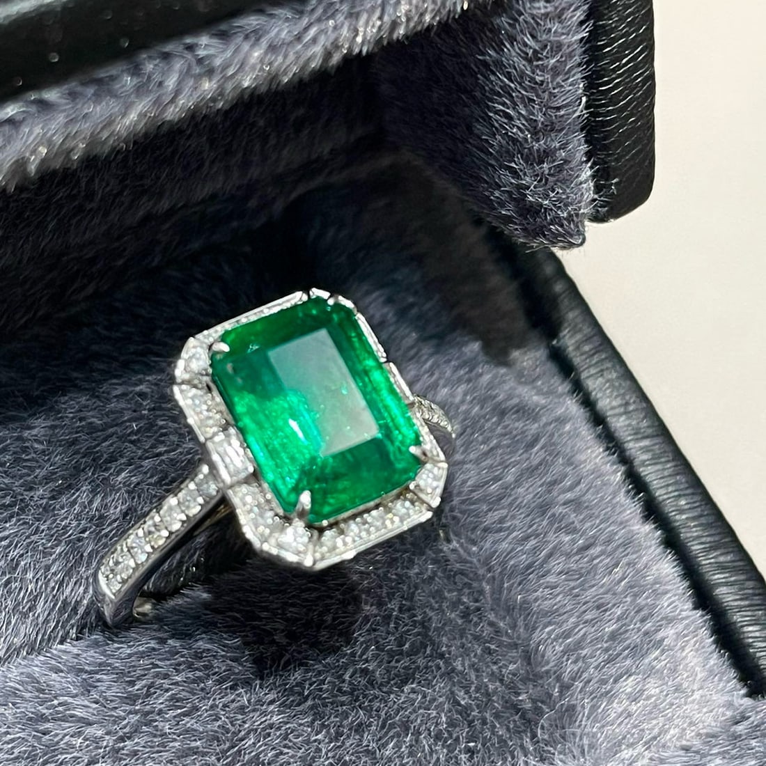 14k Gold 3.1 Ct Vivid Green Natural Emerald & Diamond Ring: Ref:230952212 // gold content:14k gold // ring size:7. 25us // // main gemstone:emerald // shape:octagonal // carat weight:3. 1ct // color:vivid green // treatment:natural // // adjacent gemstone 2 :