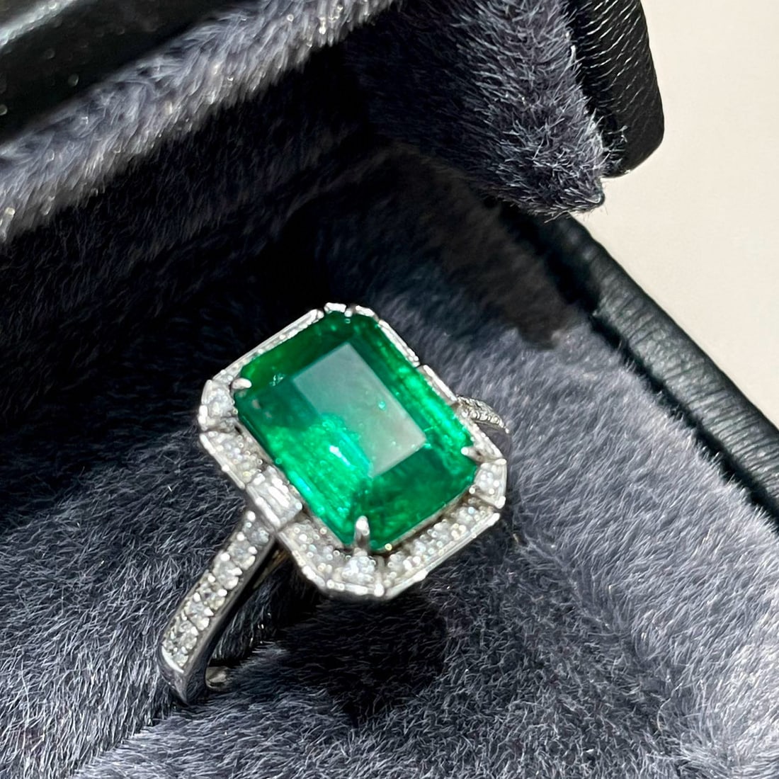 14k Gold 3.1 Ct Vivid Green Natural Emerald & Diamond Ring - 2