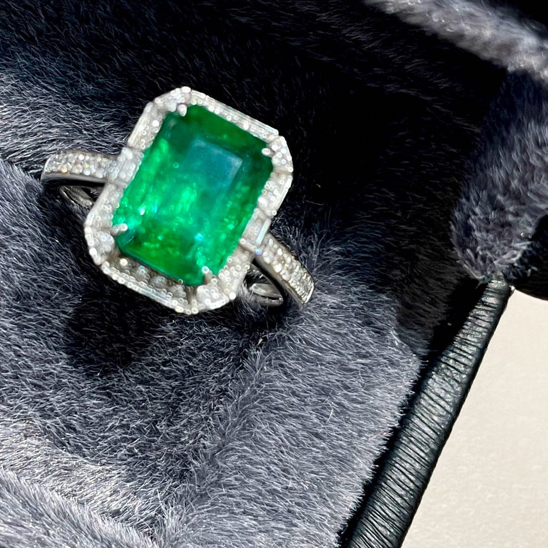 14k Gold 3.1 Ct Vivid Green Natural Emerald & Diamond Ring - 3