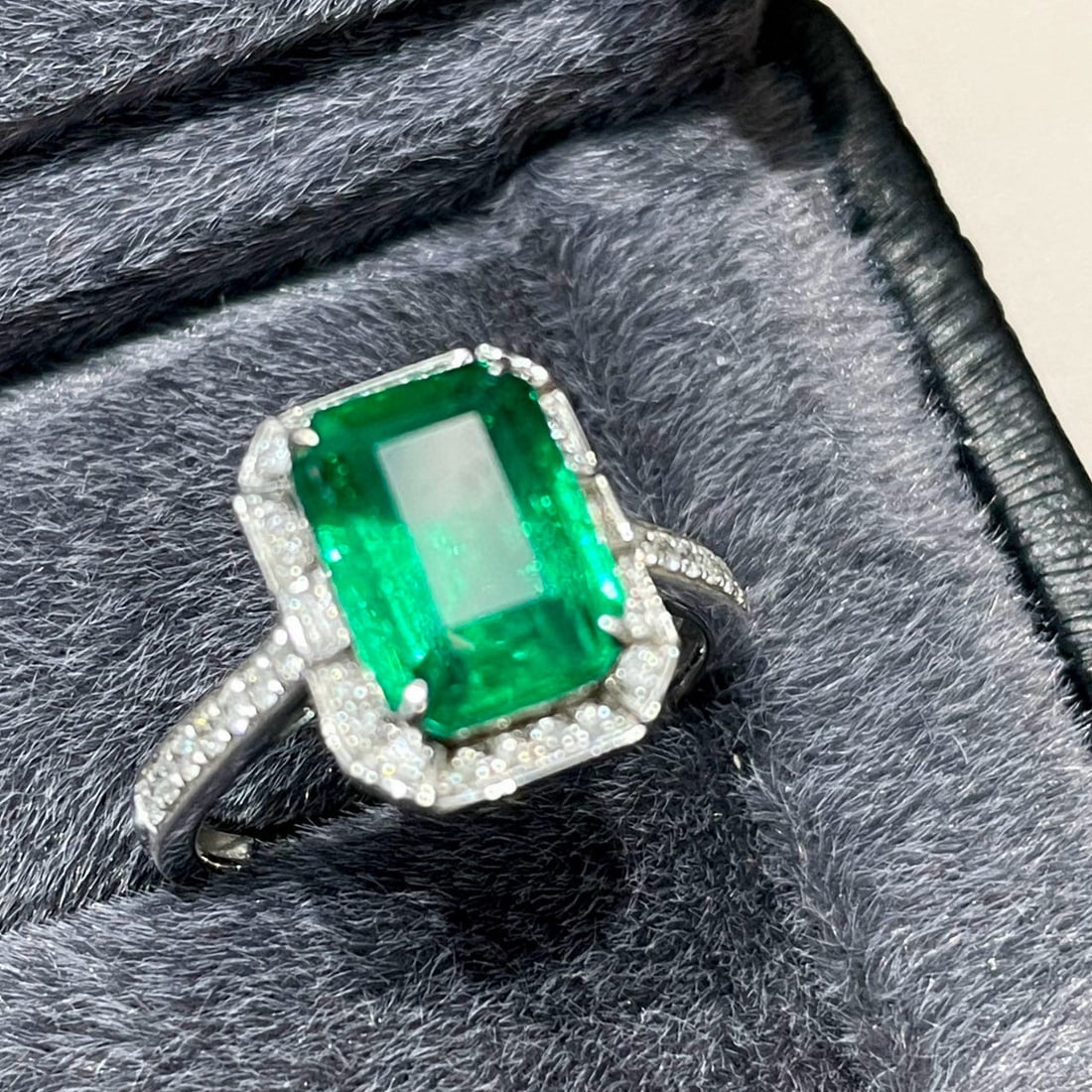 14k Gold 3.1 Ct Vivid Green Natural Emerald & Diamond Ring - 4