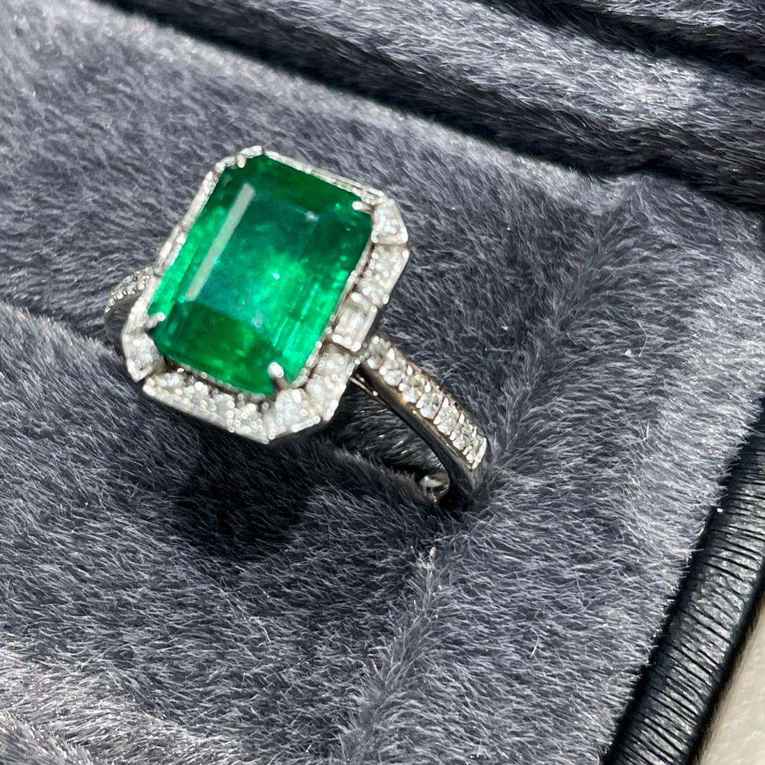 14k Gold 3.1 Ct Vivid Green Natural Emerald & Diamond Ring - 5