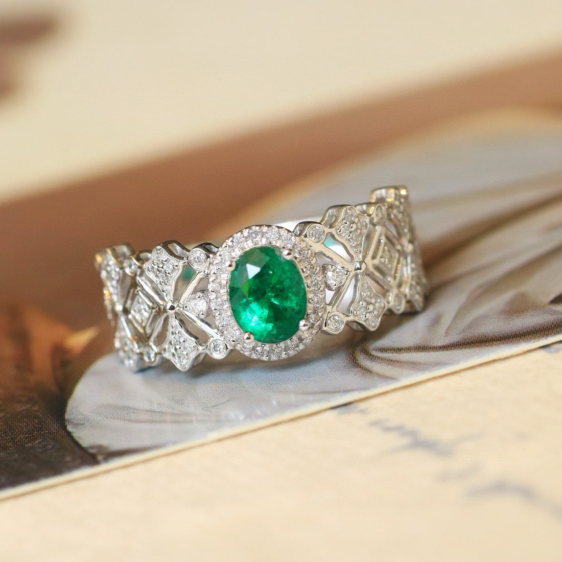 14k Gold 1.1 Ctw Vivid Green Natural Emerald & Diamond Ring - 2