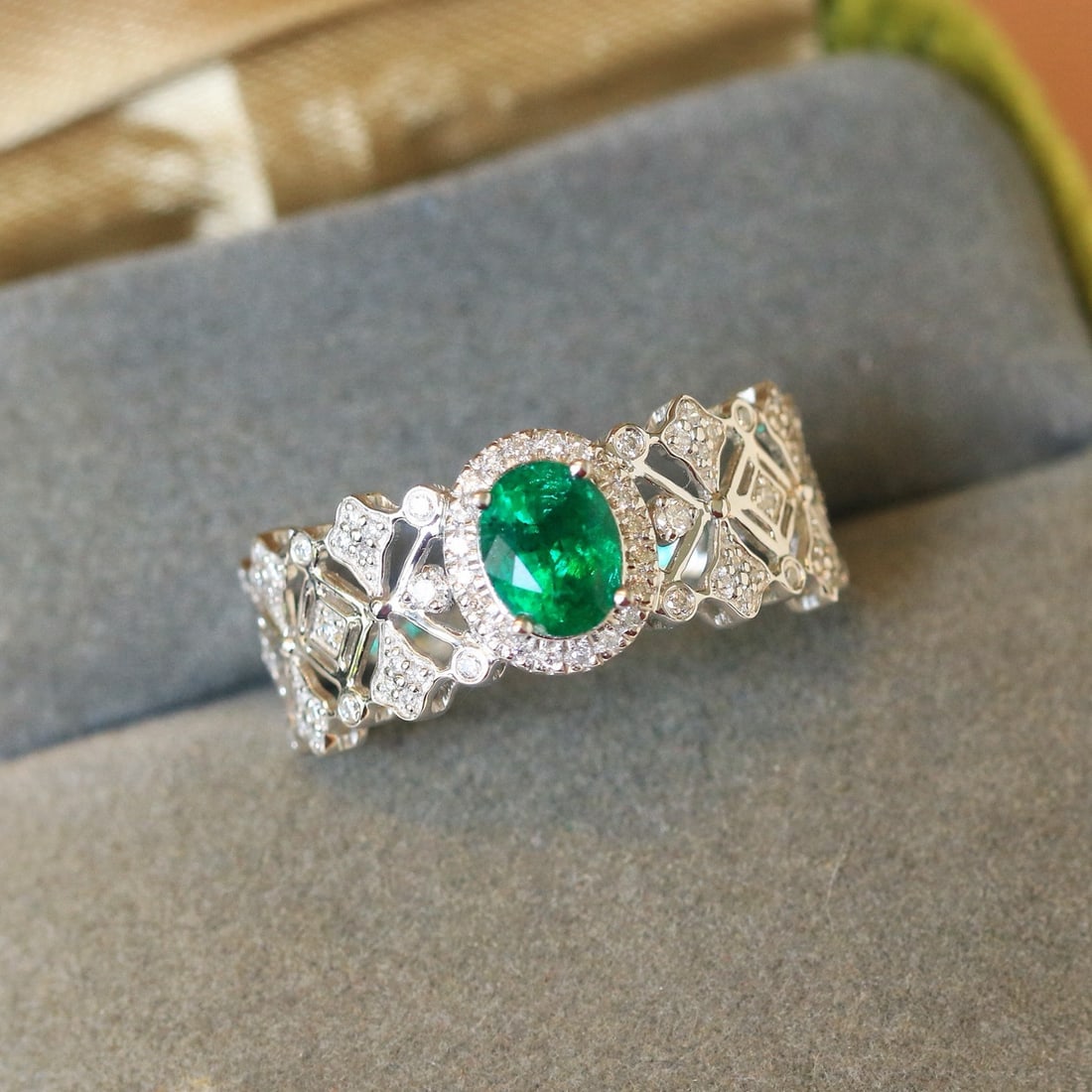 14k Gold 1.1 Ctw Vivid Green Natural Emerald & Diamond Ring - 3