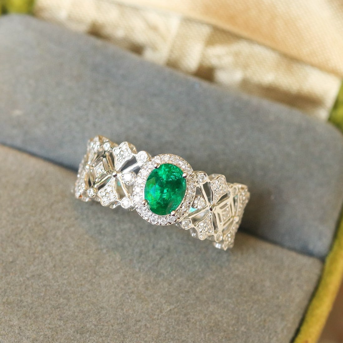 14k Gold 1.1 Ctw Vivid Green Natural Emerald & Diamond Ring - 4