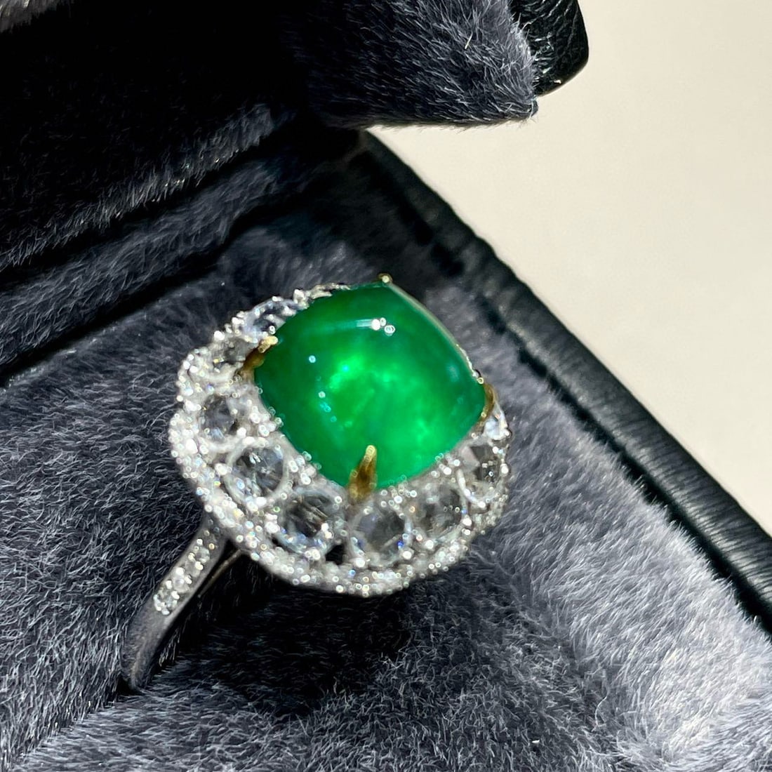 14k Gold 3.3 Ct Vivid Green Natural Emerald & Sapphire & Diamond Ring - 2