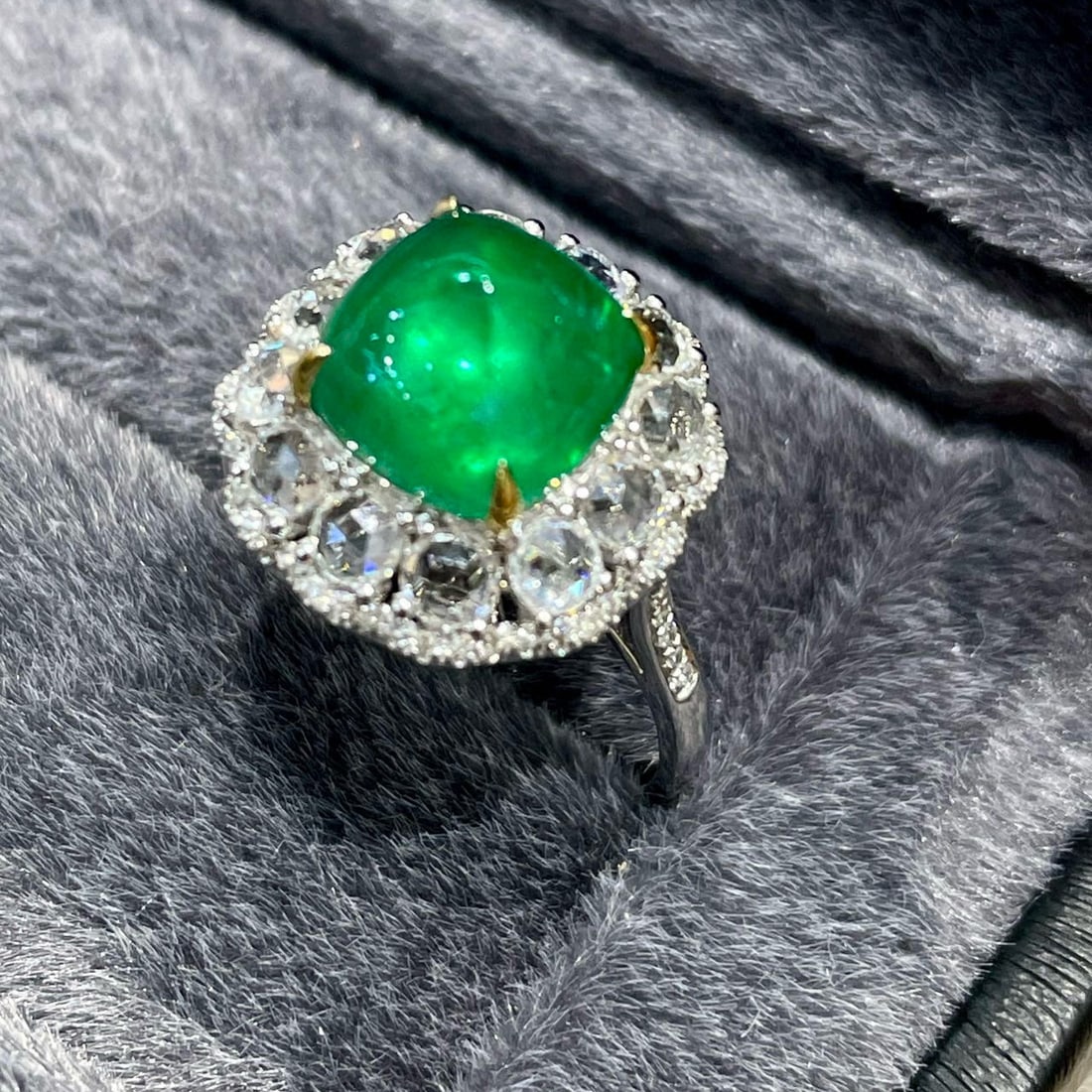14k Gold 3.3 Ct Vivid Green Natural Emerald & Sapphire & Diamond Ring - 3