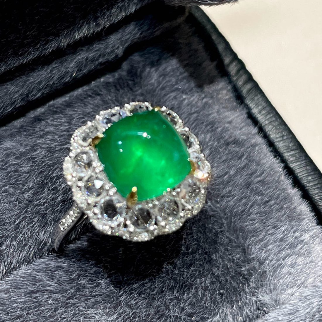 14k Gold 3.3 Ct Vivid Green Natural Emerald & Sapphire & Diamond Ring - 4