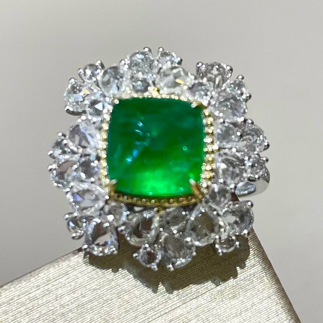 14k Gold 2.35 Ct Vivid Green Natural Emerald & Sapphire & Diamond Ring: Ref:230952226 // gold content:14k gold // ring size:7. 25us // // main gemstone:emerald // shape:suger-loaf // carat weight:2. 35ct // color:vivid green // treatment:natural // // adjacent