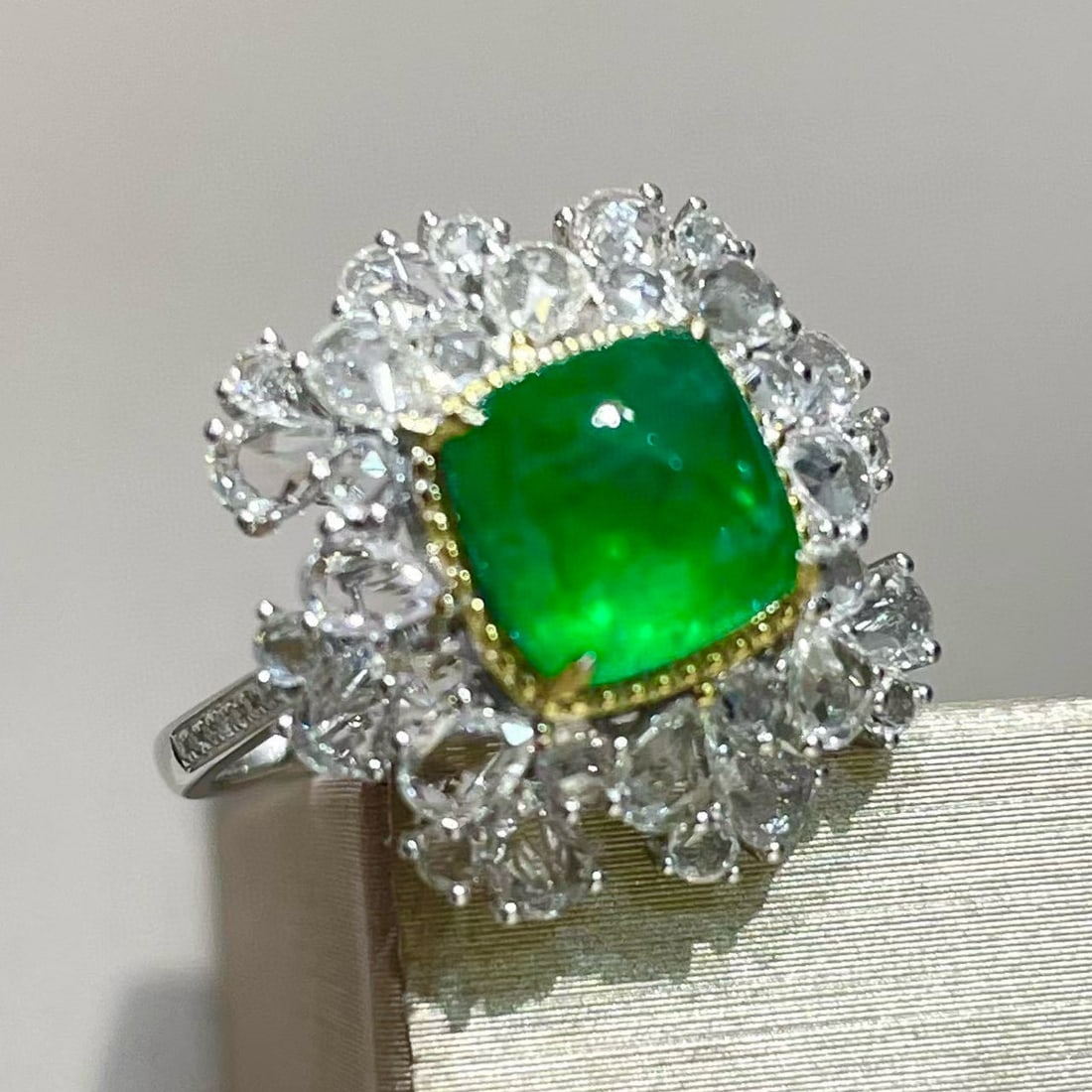 14k Gold 2.35 Ct Vivid Green Natural Emerald & Sapphire & Diamond Ring - 2