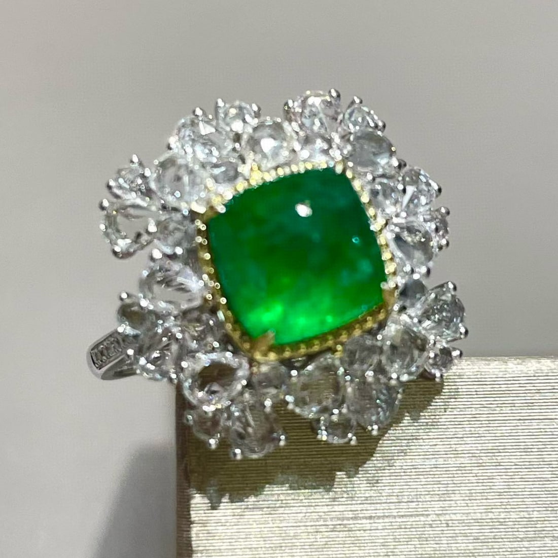 14k Gold 2.35 Ct Vivid Green Natural Emerald & Sapphire & Diamond Ring - 3