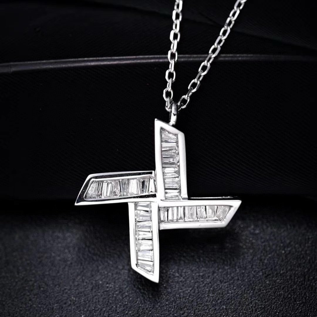 14k Gold 0.23 Ct Natural H Diamond Necklace: Ref:230952227 // gold content:14k gold // main gemstone:diamond // shape:baguette // carat weight:0. 23ct // clarity grade:vs-si // color:h // treatment:natural // Low Estimate: 2600 Condition: New H