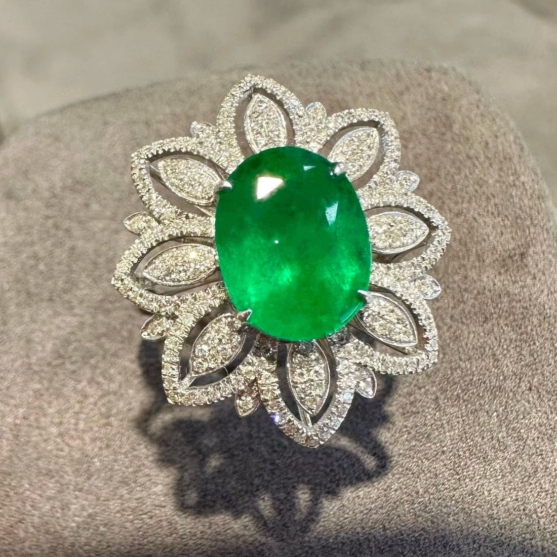 14k Gold 2.35 Ct Vivid Green Natural Emerald & Diamond Ring: Ref:230952230 // gold content:14k gold // ring size:7. 25us // // main gemstone:emerald // shape:oval // carat weight:2. 35ct // color:vivid green // treatment:natural // // adjacent gemstone 2 : diam