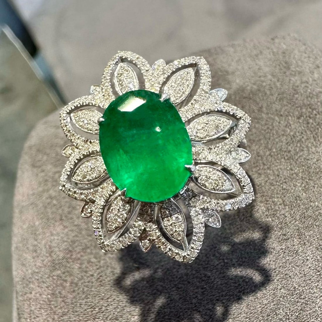 14k Gold 2.35 Ct Vivid Green Natural Emerald & Diamond Ring - 3