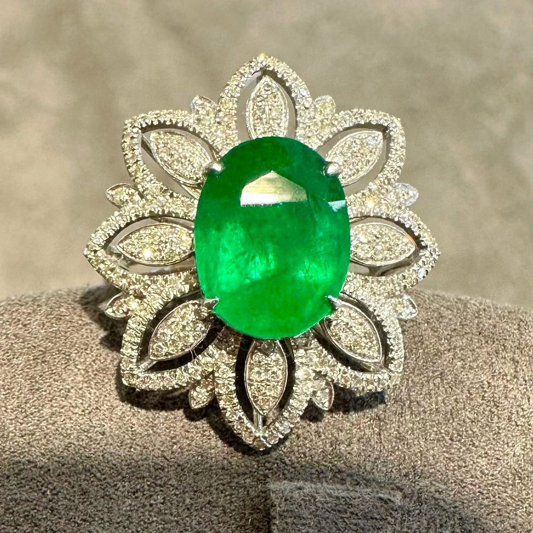 14k Gold 2.35 Ct Vivid Green Natural Emerald & Diamond Ring - 4