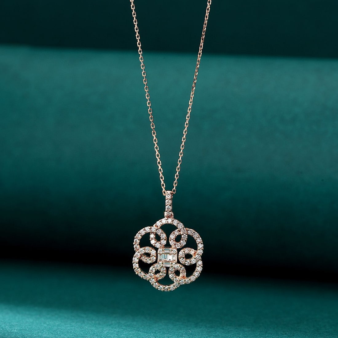 14k Gold 0.63 Ctw Natural H Diamond Pendant( Without Chain ): Ref:230952231 // gold content:14k gold // main gemstone:diamond // shape:baguette // carat weight:0. 05ct // clarity grade:vs-si // color:h // treatment:natural // // adjacent gemstone 2 : diamond