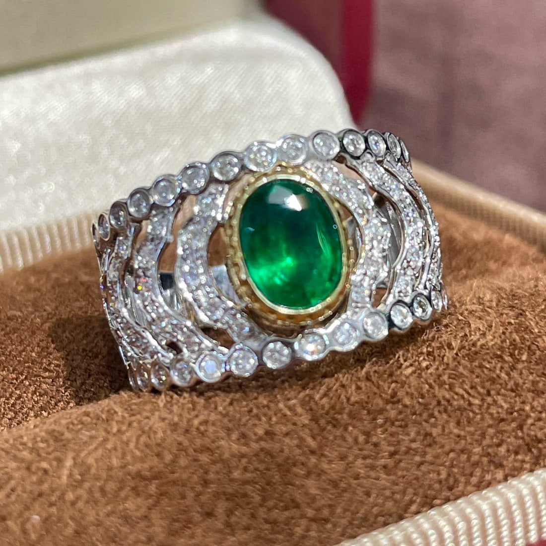 14k Gold 0.71 Ct Vivid Green Natural Emerald & Diamond Ring: Ref:230952234 // gold content:14k gold // ring size:7. 25us // // main gemstone:emerald // shape:oval // carat weight:0. 71ct // color:vivid green // treatment:natural // // adjacent gemstone 2 : diam