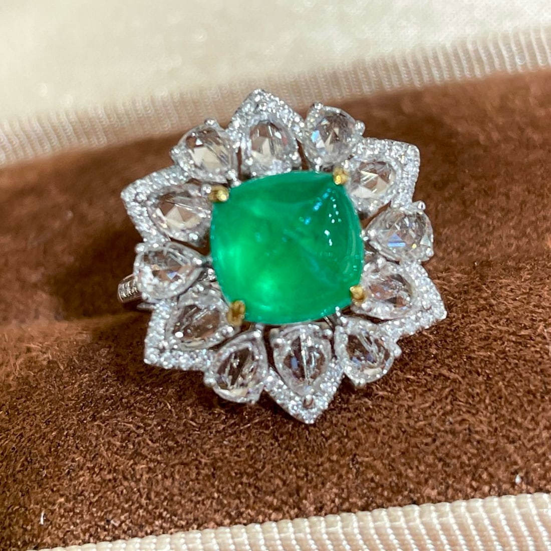 14k Gold 2.5 Ct Vivid Green Natural Emerald & Sapphire & Diamond Ring - 3