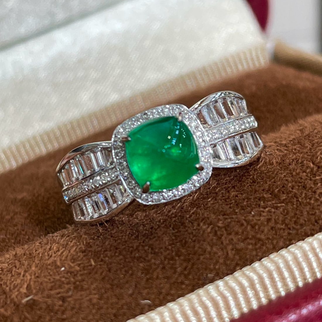 14k Gold 1.2 Ct Vivid Green Natural Emerald & Diamond & Sapphire Ring - 2