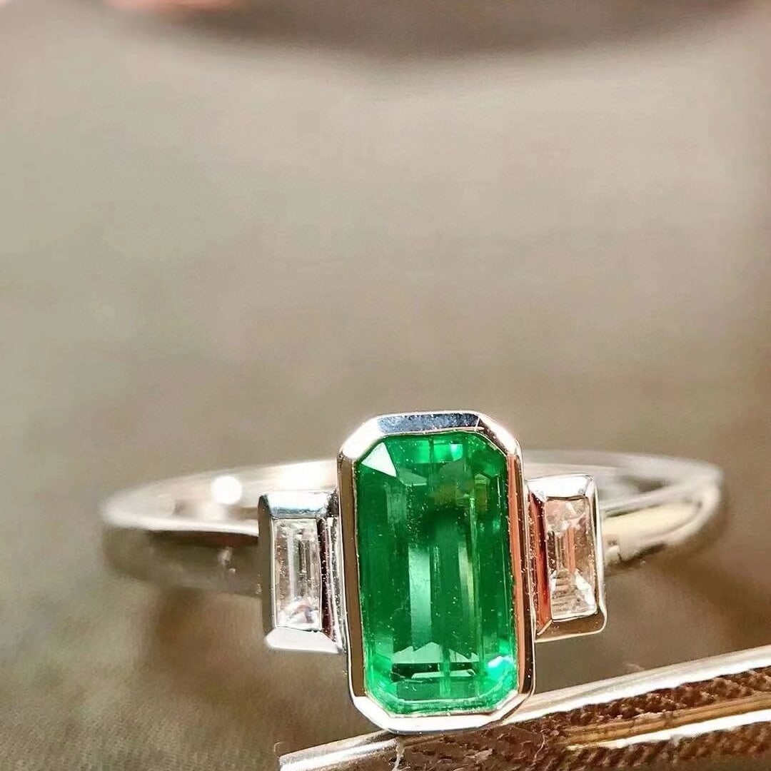 14k Gold 0.64 Ctw Vivid Green Natural Emerald & Diamond Ring: Ref:230952244 // gold content:14k gold // ring size:7. 25us // // main gemstone:emerald // shape:octagonal // carat weight:0. 55ct // color:vivid green // treatment:natural // // adjacent gemstone