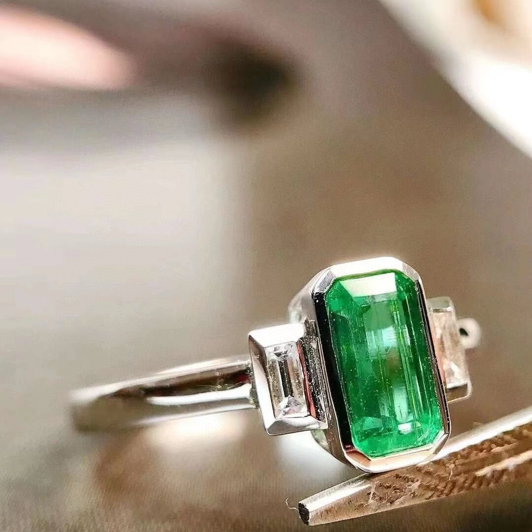 14k Gold 0.64 Ctw Vivid Green Natural Emerald & Diamond Ring - 2