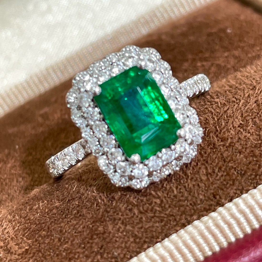 14k Gold 2 Ct Vivid Green Natural Emerald & Diamond Ring: Ref:230952246 // gold content:14k gold // ring size:7. 25us // // main gemstone:emerald // shape:octagonal // carat weight:2ct // color:vivid green // treatment:natural // // adjacent gemstone 2 : dia