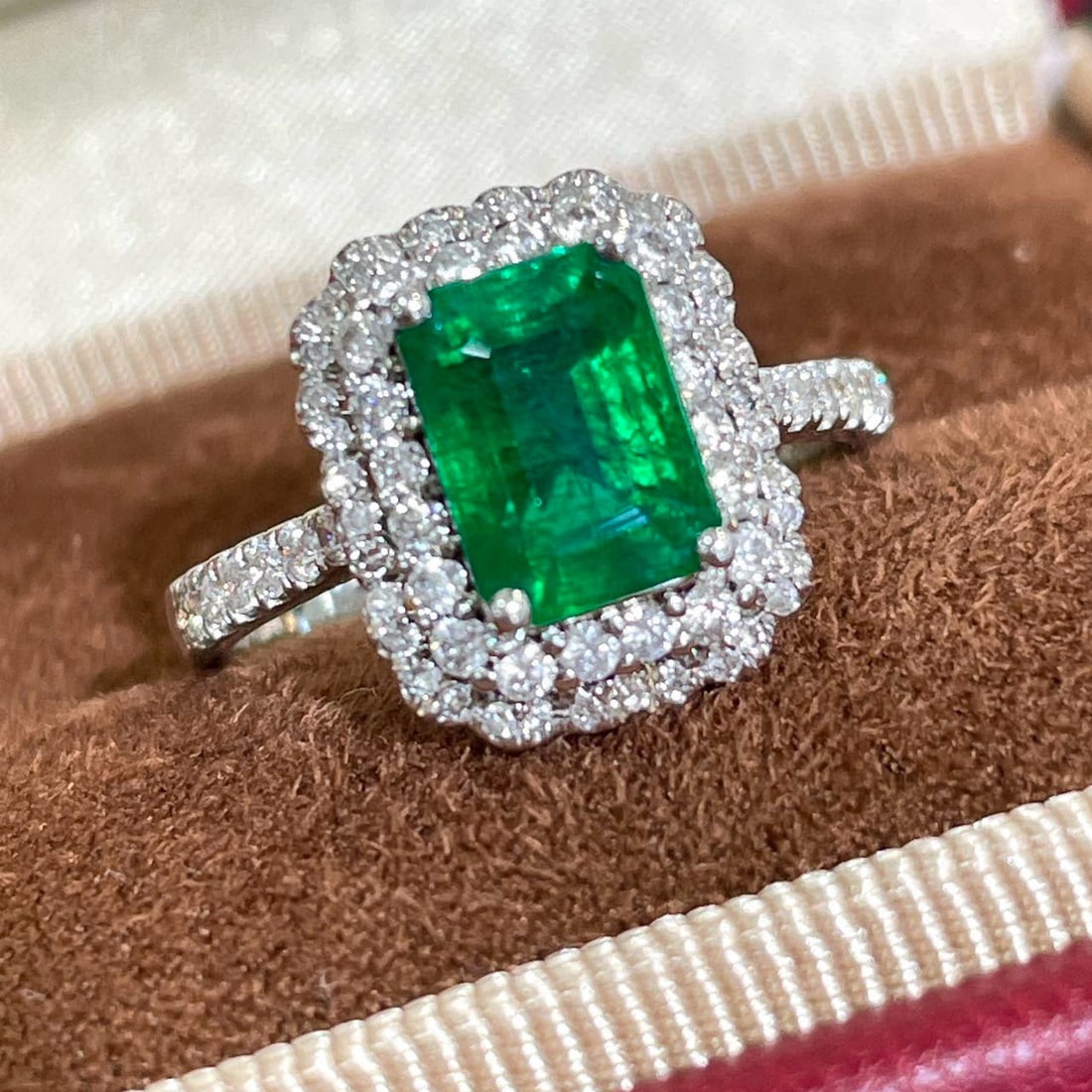 14k Gold 2 Ct Vivid Green Natural Emerald & Diamond Ring - 3