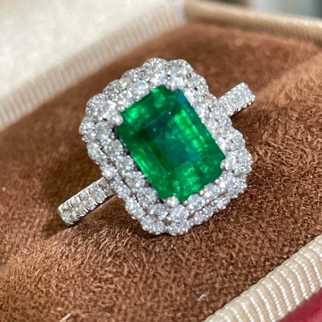 14k Gold 2 Ct Vivid Green Natural Emerald & Diamond Ring - 5