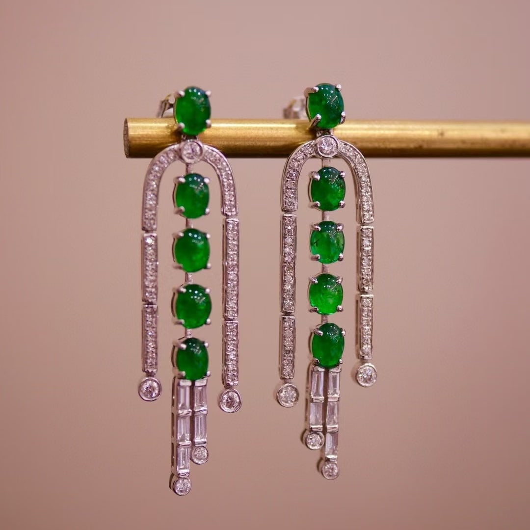 14k Gold 3.17 Ctw Natural Emerald & Diamond Earrings: Ref:230952301 // gold content:14k gold // main gemstone:emerald // shape:oval // carat weight:2. 5ct // color:muzo green // treatment:natural // // adjacent gemstone 2 : diamond // shape:multiply // c