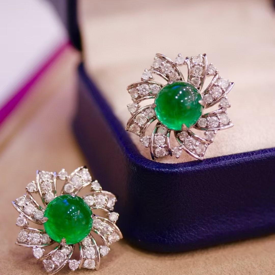 14k Gold 6.19 Ct Vivid Green Natural Emerald & Diamond Earrings: Ref:230952314 // gold content:14k gold // main gemstone:emerald // shape:round // carat weight:6. 19ct // color:vivid green // treatment:natural // cut grade:g // // adjacent gemstone 2 : diamond // s