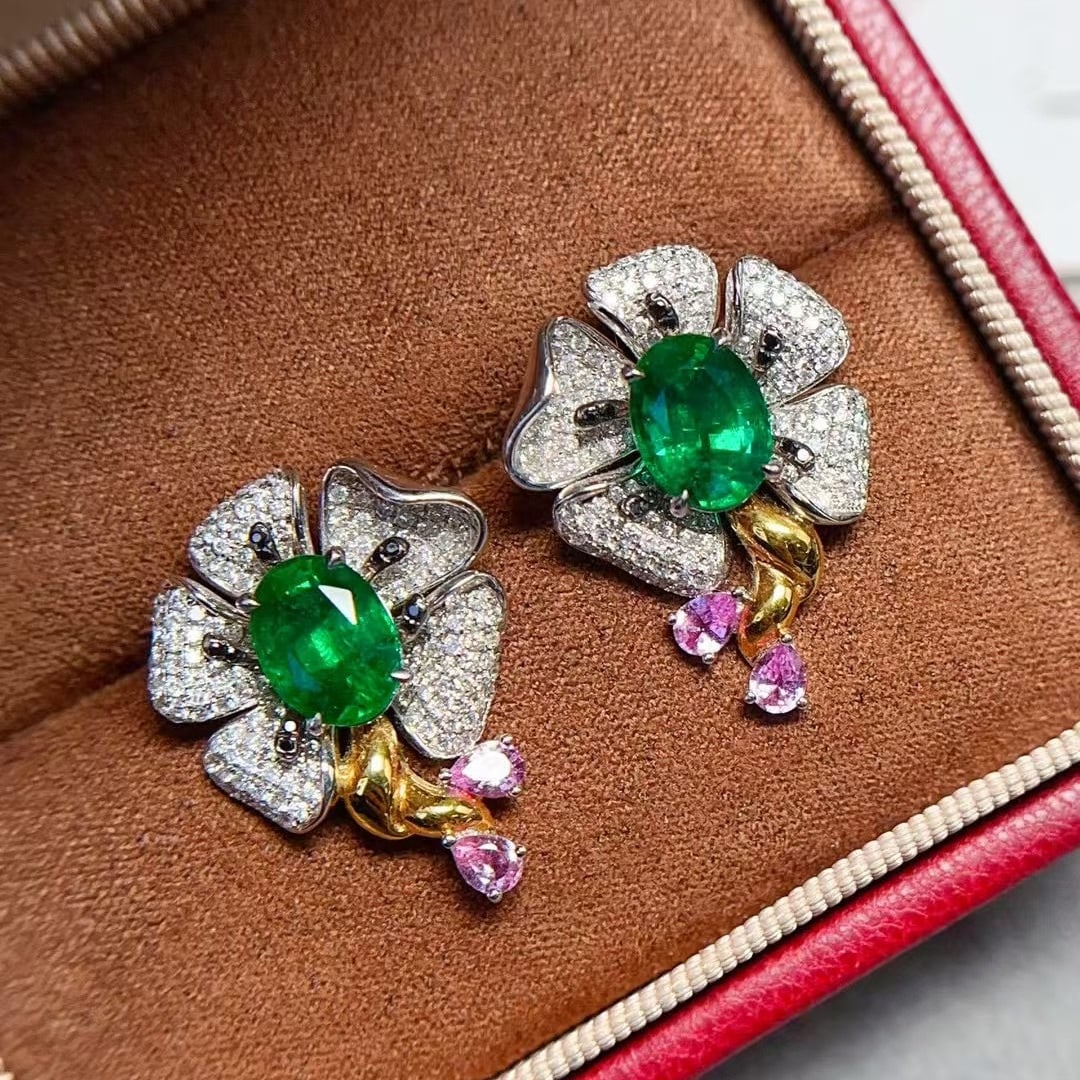14k Gold 4.35 Ctw Vivid Green Natural Emerald & Diamond Earrings: Ref:230952367 // gold content:14k gold // main gemstone:emerald // shape:oval // carat weight:2. 74ct // color:vivid green // treatment:natural // // adjacent gemstone 2 : diamond // shape:round //