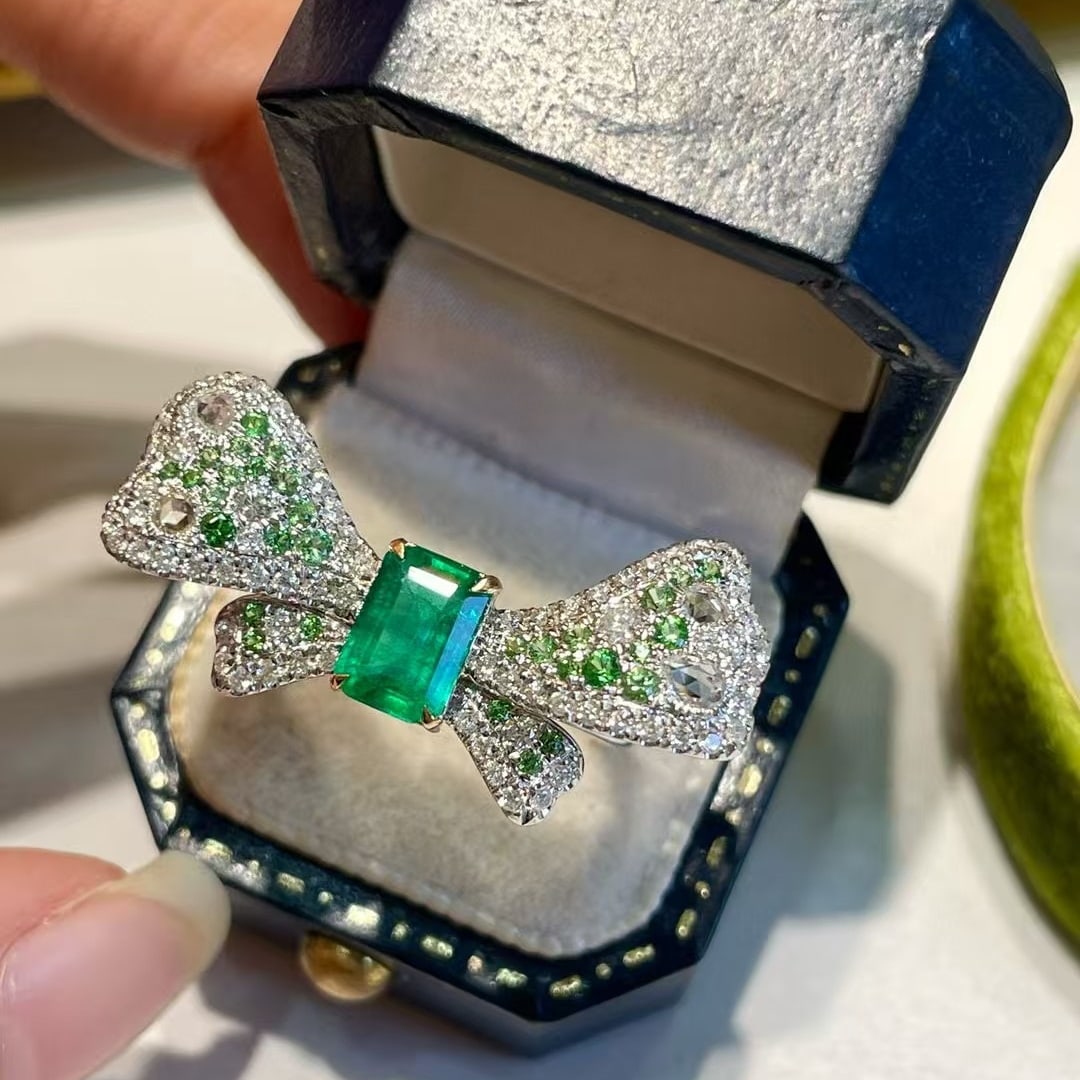 14k Gold 0.82 Ct Vivid Green Natural Emerald & Diamond Ring - 2