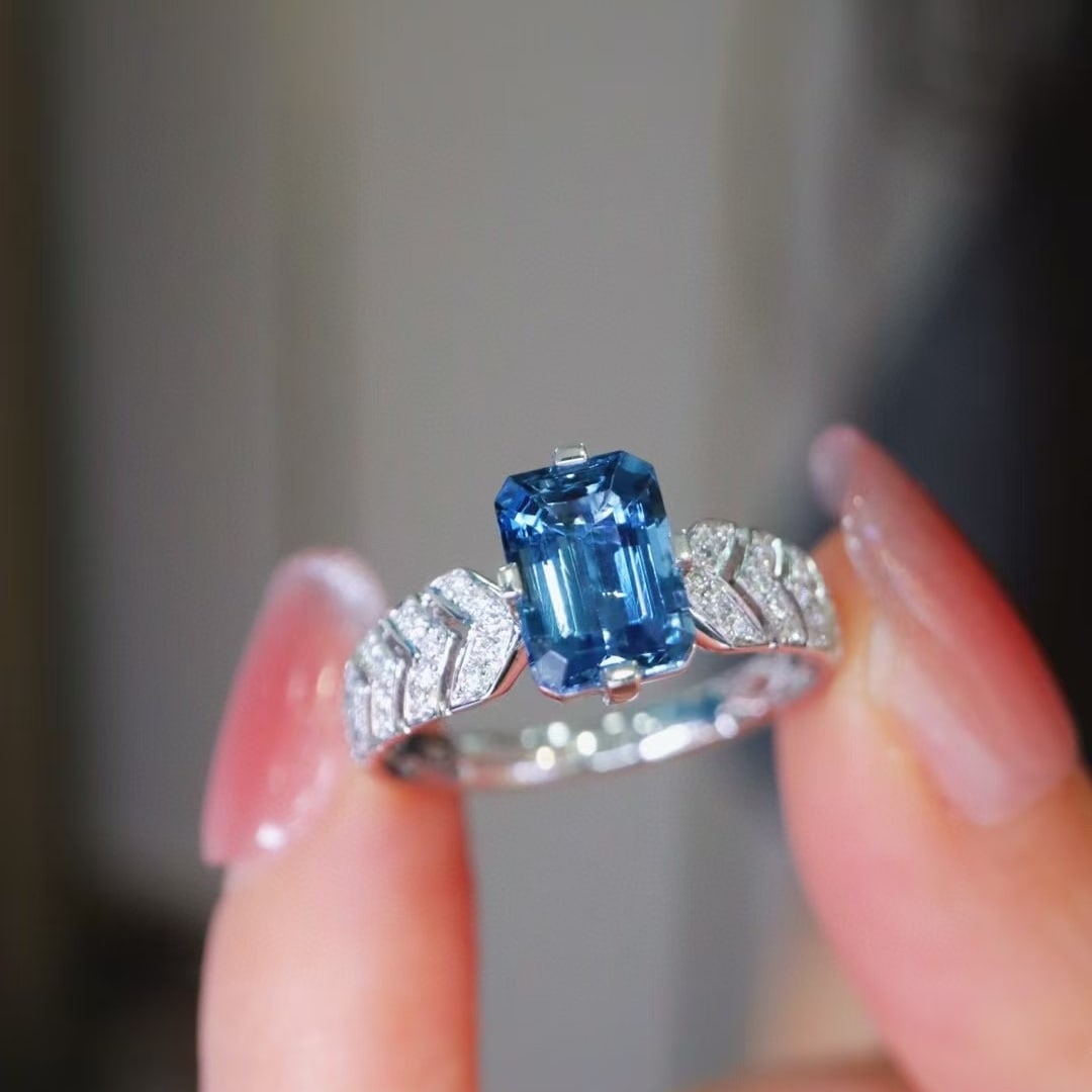 14k Gold 1.49 Ct Natural Aquamarine & Diamond Ring: Ref:230952416 // gold content:14k gold // ring size:7. 25us // // main gemstone:aquamarine // shape:octagonal // carat weight:1. 49ct // color:santa maria color // treatment:natural // // adjacent gem